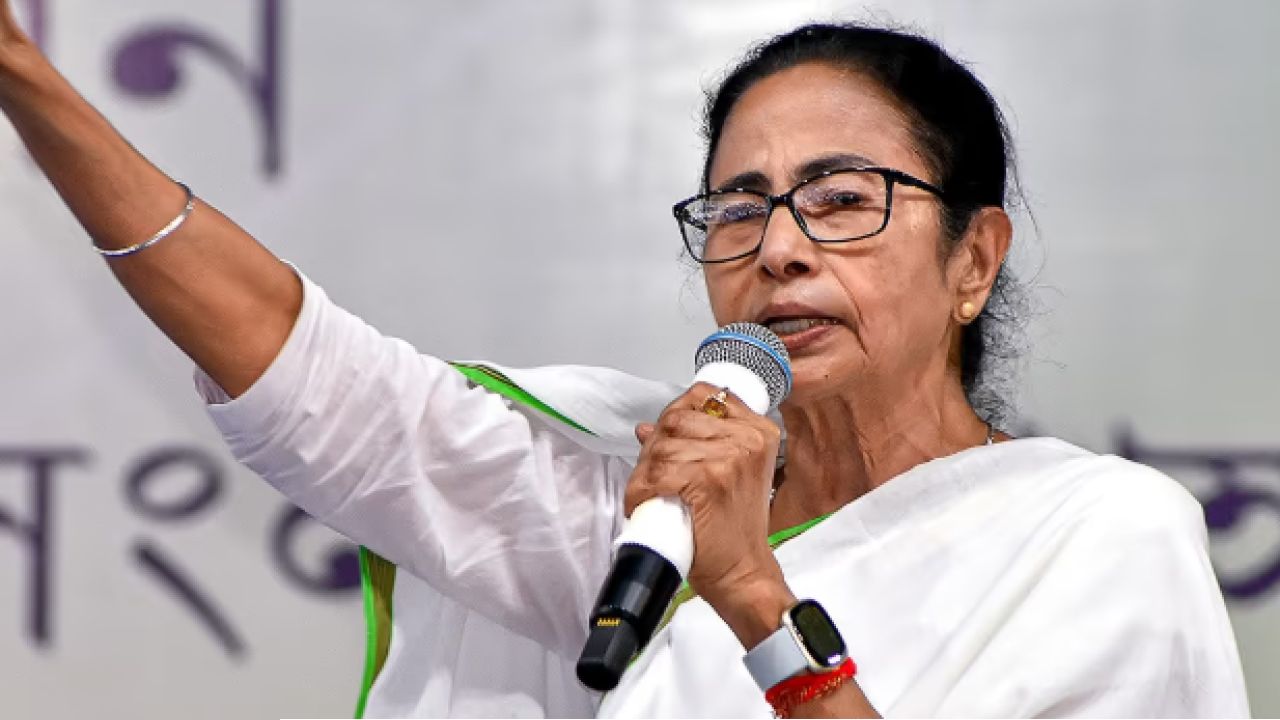 "রাজভবনকে বিজেপির পার্টি অফিস বানাতে চায়!" ধর্না মঞ্চ থেকে কেন্দ্রের বিরুদ্ধে গর্জে উঠলেন মমতা