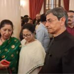 লোকভবনে সৌজন্যের আবহ! শপথ শেষে নতুন রাজ্যপালকে কী বার্তা দিলেন মুখ্যমন্ত্রী মমতা?
