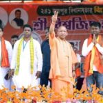 নেতাজির স্লোগান বসালেন বিবেকানন্দের মুখে! পুরুলিয়ায় যোগীর ‘ভুল’ ইতিহাস পাঠে হাসির রোল