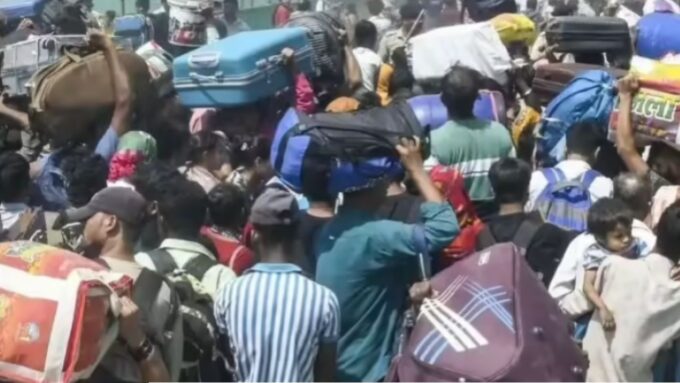 মোদীর রাজ্যে ঘরে ফেরা পরিযায়ী শ্রমিকদের ওপর নির্মম লাঠিচার্জ: সুরাট স্টেশনে রণক্ষেত্র, উত্তাল দেশ