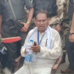 তৃণমূলের সঙ্গে সংঘাত, মাঝরাস্তায় চেয়ার পেতে ধর্নায় হুমায়ুন কবীর