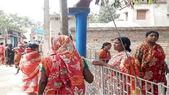 ভোট উৎসবের মাঝে শ্মশানের নীরবতা! বিষক্রিয়ায় বিধ্বস্ত গ্রাম, খাঁ খাঁ করছে নির্বাচনী বুথ
