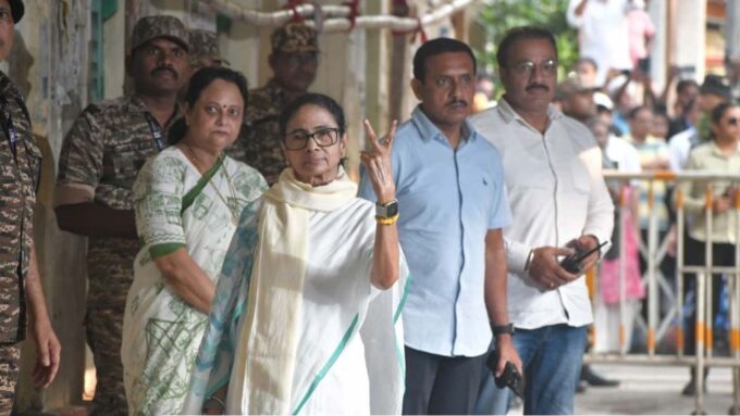 ‘তৃণমূলই জিতছে, বিজেপি হারছে’! মিত্র ইনস্টিটিউশনে ভোট দিয়ে দুই-তৃতীয়াংশ সংখ্যাগরিষ্ঠতা পাওয়ার দাবি মমতার