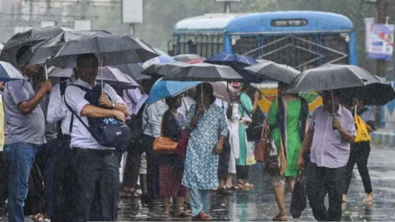 কালবৈশাখীর তাণ্ডবে স্বস্তির বৃষ্টি: দক্ষিণবঙ্গে ভারী বৃষ্টির 'লাল সতর্কতা', নামল তাপমাত্রার পারদ