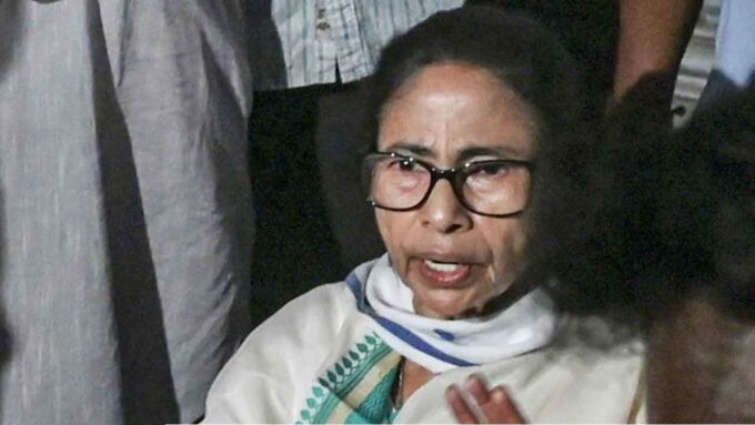 শাখাওয়াত মেমোরিয়াল স্কুলে মমতার গাড়ি ঘিরে ‘চোর চোর’ স্লোগান, রণক্ষেত্র ভবানীপুর!