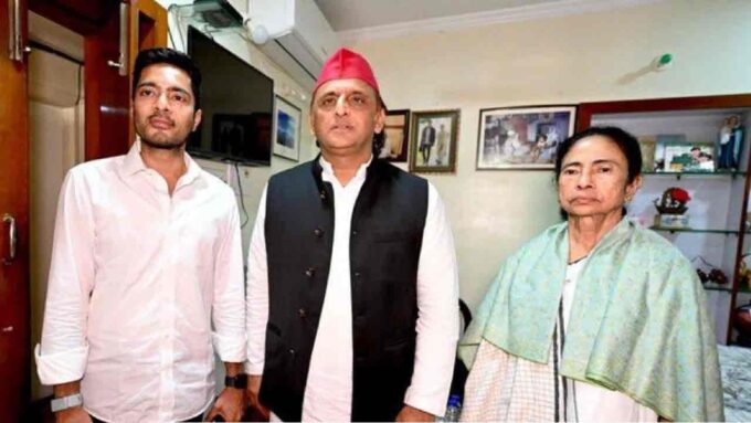 মমতার কাছে অখিলেশ! বঙ্গে ভোট লুটের ‘মাফিয়াগিরি’ হয়েছে, তোপ সপা প্রধানের