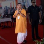 বাঙালি আবেগ না কি সঙ্ঘের আদর্শ? শপথের মঞ্চে শুভেন্দুর ‘গেরুয়া লুকে’ তোলপাড়, কীসের ইঙ্গিত দিলেন মুখ্যমন্ত্রী?