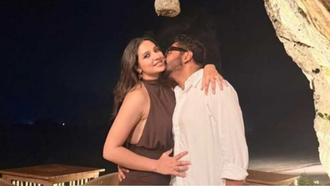 রাজনীতিতে ইতি টেনেই বিদেশের সৈকতে প্রেমে মজে রাজ? বিবাহবার্ষিকীতে শুভশ্রীর গালে আলতো চুম্বন প্রাক্তন বিধায়কের!