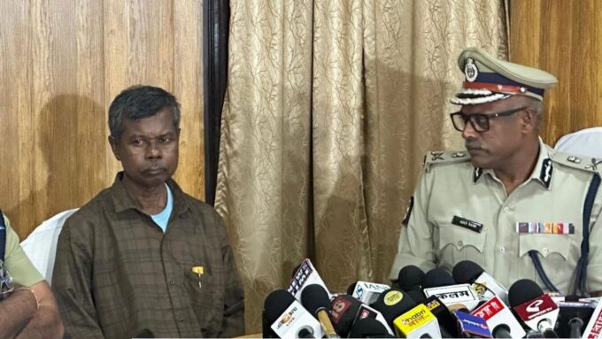 কলকাতায় আত্মসমর্পণ দুঁদে মাওনেতার, এত দিনের ‘কমরেড’দের বিশেষ বার্তা