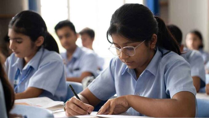 সিবিএসই-র বড় ঘোষণা, ১ জুলাই থেকে তিনটি ভাষা শেখা বাধ্যতামূলক!