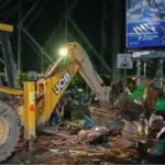 হাওড়া স্টেশনে মধ্যরাতে তুলকালাম, নামল বুলডোজার! এক ধাক্কায় গুঁড়িয়ে দেওয়া হল ১৫০টিরও বেশি অবৈধ দোকান