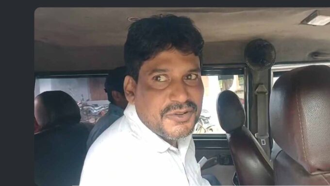 ভোটের মুখে ধমক, লাখ লাখ টাকার চাকরি-প্রতারণা! এবার পুলিশের খাঁচায় তৃণমূলের দাপুটে নেতা