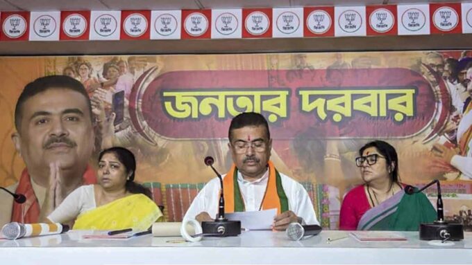 মুখোমুখি মুখ্যমন্ত্রী! সল্টলেকে শুভেন্দুর 'জনতার দরবার'-এ উপচে পড়া ভিড়, কী বললেন চাকরিহারা যুবক?