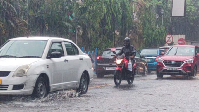 প্রাক-বর্ষার তাণ্ডবে জলমগ্ন তিলোত্তমা! কলকাতা-সহ একাধিক জেলায় কমলা সতর্কতা, আগামী মঙ্গলবার পর্যন্ত দুর্যোগের পূর্বাভাস