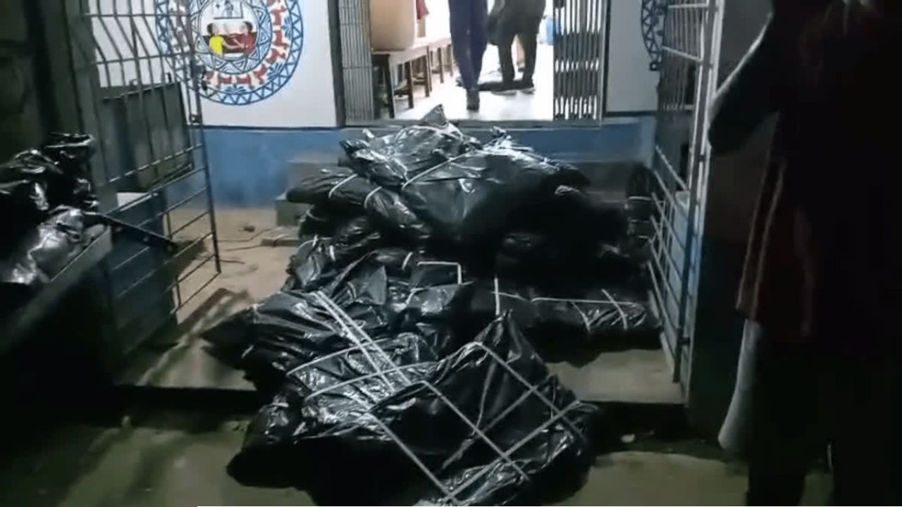 বন্ধ ঘর থেকে মিলল সরকারি ছাপ দেওয়া ত্রিপল সহ বিভিন্ন সামগ্রী; নিরপেক্ষ তদন্তের দাবি বিরোধীদের