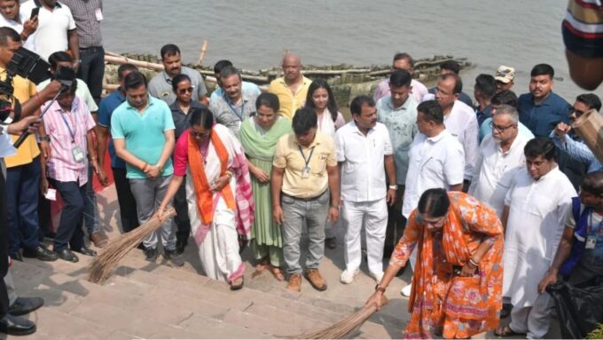 বাগবাজার মায়ের ঘাটে সাফাই অভিযানে মুখ্যমন্ত্রী; ২১ জুন মোদীকে ‘স্বচ্ছ বাংলা’ উপহারের বার্তা
