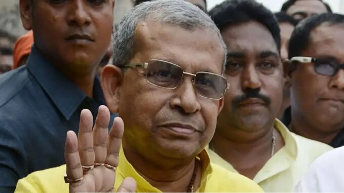৫ লক্ষ টাকা নিয়ে চাকরি দেওয়ার অভিযোগ, দু'মাসেই ছাঁটাই; বিতর্কের কেন্দ্রে প্রাক্তন মন্ত্রী