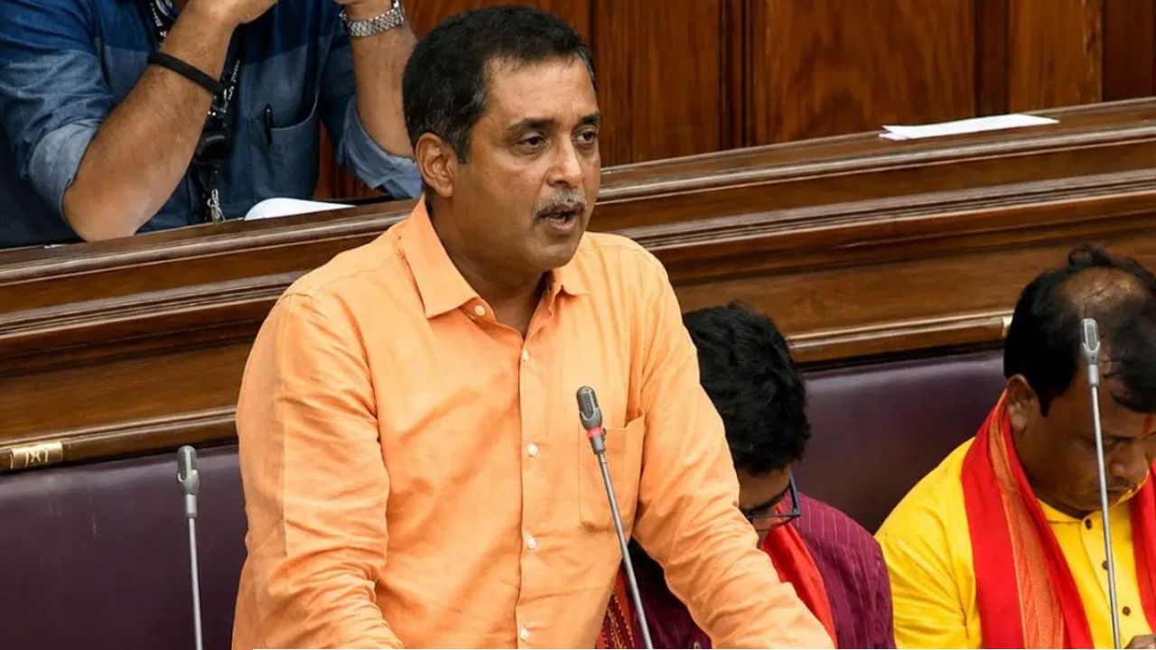 ‘সংখ্যালঘু দফতরের কী দরকার?’ বিধানসভায় দাঁড়িয়েই বিস্ফোরক সজল ঘোষ, রাজ্যকে বললেন ‘পশ্চিম বাংলাদেশ’!