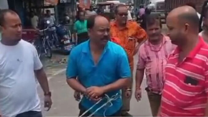এলাকায় ফিরতেই জনতার রোষ, শেষমেশ তৃণমূল নেতাকে উদ্ধার বিজেপি কর্মীদের