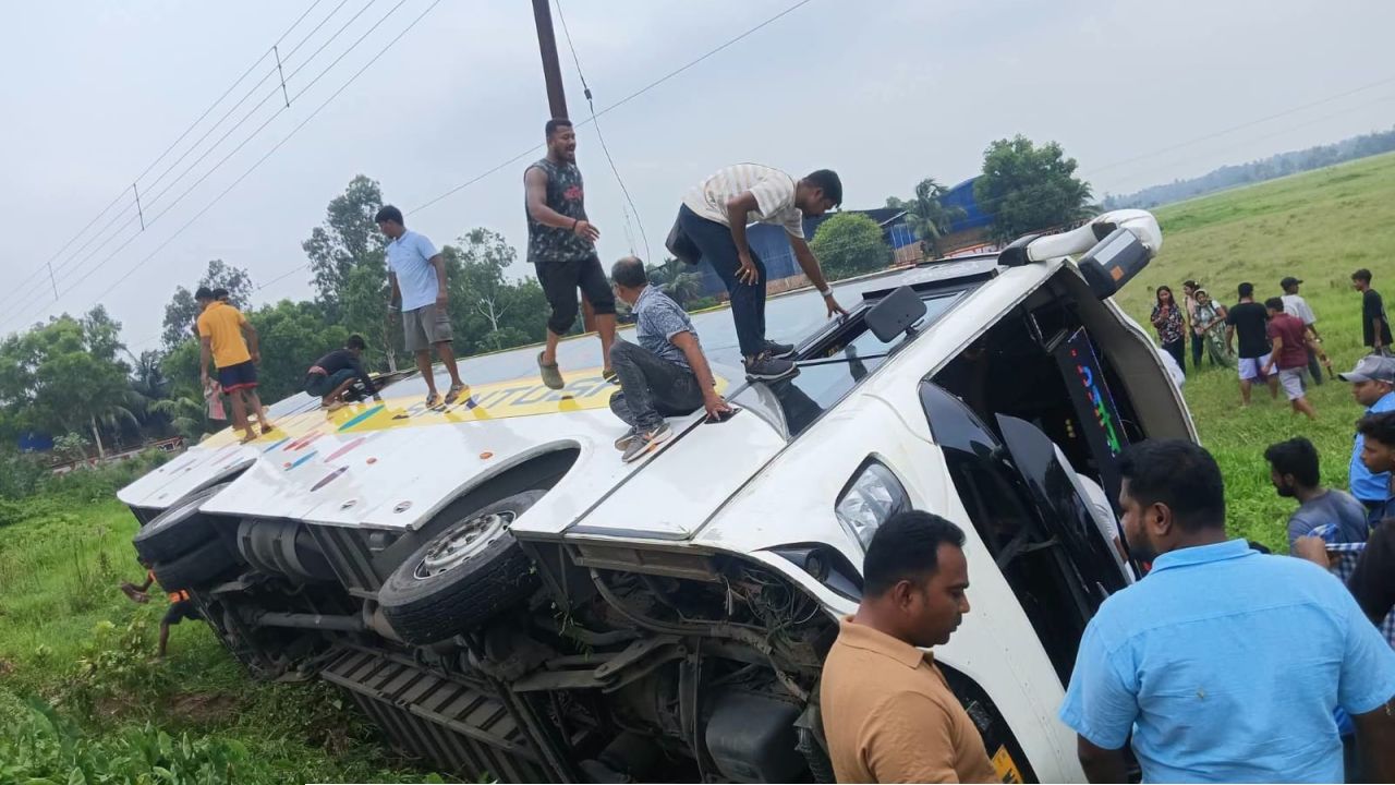 দিঘা থেকে কলকাতা ফেরার পথে বড় দুর্ঘটনা! নয়ানজুলিতে বাস উল্টে জখম একাধিক যাত্রী