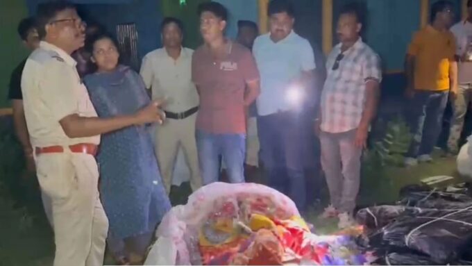 তৃণমূলের প্রাক্তন বিধায়কের কার্যালয়ে খাট-এসি, উদ্ধার সরকারি ত্রাণ! কেতুগ্রামে তুমুল চাঞ্চল্য