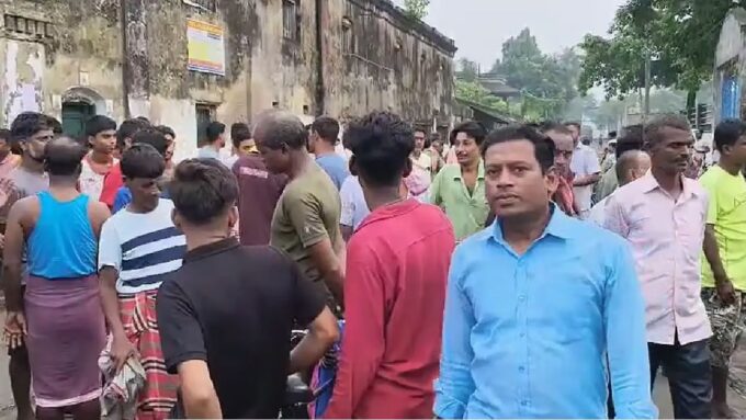 কথা মতো খুলল জুটমিল, কাজে ফেরার আশায় ভিড় শ্রমিকদের; ১৬ জুলাই থেকে শুরু হবে নিয়মিত উৎপাদন