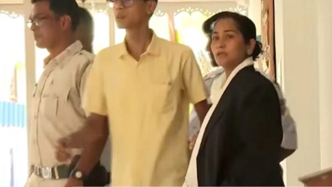 আইনজীবীকে সঙ্গে নিয়ে থানায় অপরূপা, দ্বিতীয়বারের তলবে শেষমেশ হাজিরা প্রাক্তন সাংসদের
