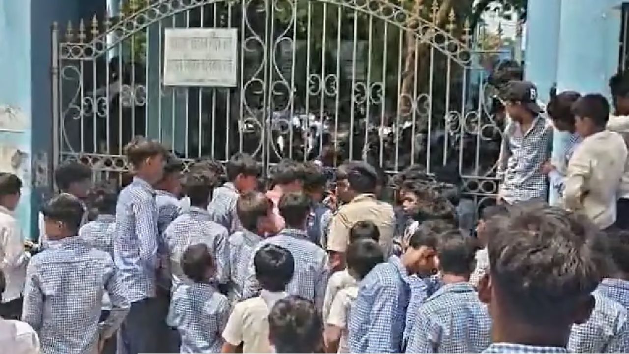 বারুইপাড়া স্কুলে জলসংকটের জেরে পড়ুয়াদের বিক্ষোভ, অবরোধে উত্তপ্ত এলাকা