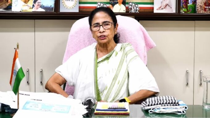 ‘আমাকে হাউস অ্যারেস্ট করা হয়েছে!’ ফেসবুক লাইভে বিস্ফোরক মমতা, সকাল হতেই কালীঘাটের বাড়ি থেকে সরল বিশাল পুলিশবাহিনী