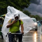 উত্তরে লাল সতর্কতা, দক্ষিণে ঝোড়ো হাওয়ার দাপট! আজও কি ভিজবে কলকাতা?