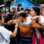 ভিড় সামলাতে গিয়ে চূড়ান্ত মেজাজ হারালেন মমতা! নিজের দলের কর্মীকে সপাটে চড় প্রাক্তন মুখ্যমন্ত্রীর