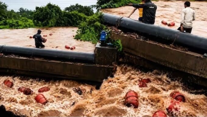 নদীতে ভাসছে হাজার হাজার এলপিজি সিলিন্ডার! যুদ্ধের বাজারে দেশজুড়ে চরম গ্যাস সংকটের বড়সড় আশঙ্কা