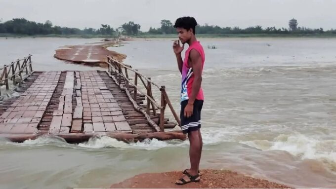 চোখের নিমেষে গ্রাস করল সুবর্ণরেখা! জলের তলায় আস্ত ব্রিজ, বিচ্ছিন্ন ঝাড়গ্রামের হাজার হাজার মানুষ
