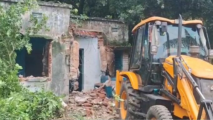২২ বছরের দখলদারি শেষ! ডিভিসির ১১০ কোয়ার্টারে বুলডোজার, উচ্ছেদ অভিযানে তৎপর প্রশাসন