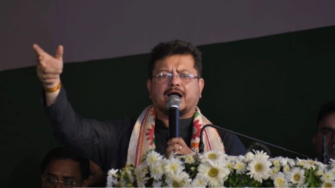 ‘প্রতীক-তহবিল পেলে শহিদ পরিবারকে ১০ হাজার’, একুশের মঞ্চে বড় ঘোষণা ঋতব্রতের