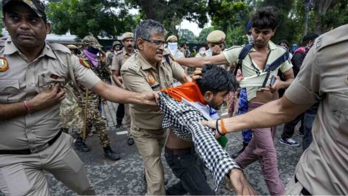 'চলো সংসদ' হিংসার ৪ দিন আগেই মার্কিন দূতাবাসের সতর্কবার্তা! কাকতালীয়, নাকি আরও বড় কোনও ইঙ্গিত?