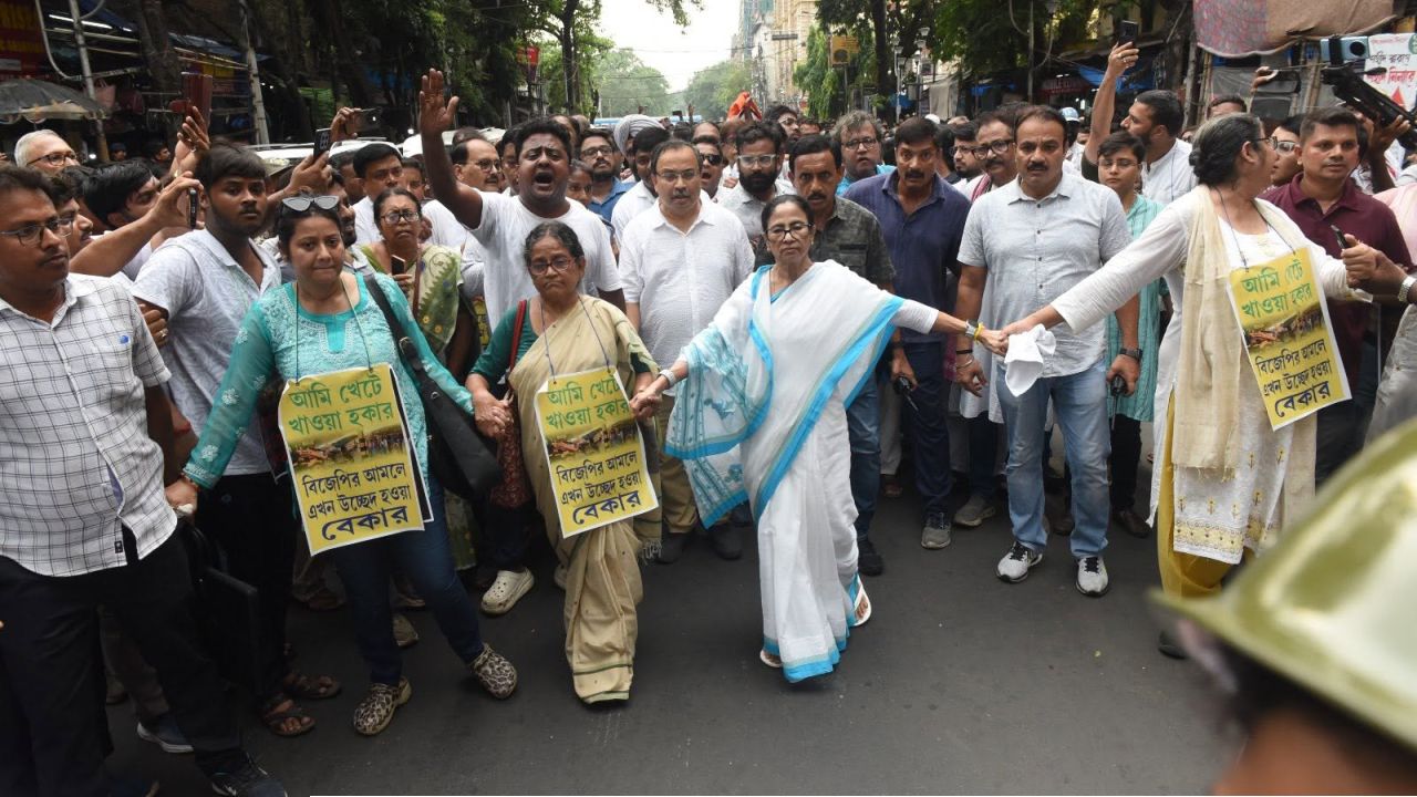 Mamata Banerjee : হাইকোর্টের অনুমতিতে হুগলিতে মমতার সভা, প্রতীক লড়াইয়ের মীমাংসা কবে?
