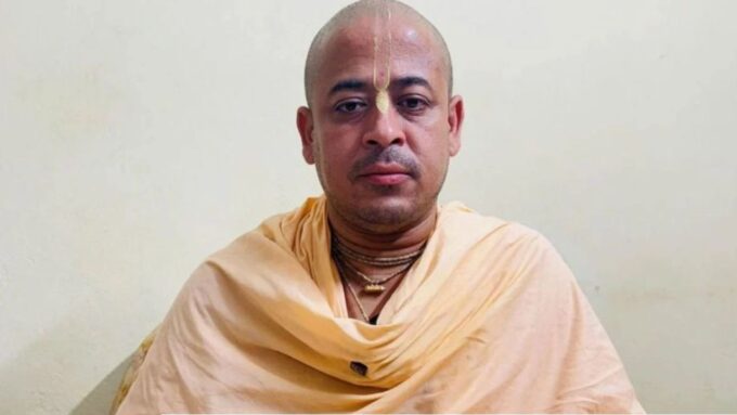 Chinmoy Krishna Das: মায়ের শেষযাত্রায় মাত্র ৫ ঘণ্টার জেলমুক্তি! দীর্ঘ বন্দিদশার পর চিন্ময় প্রভুর প্যারোল ঘিরে কী বলছে প্রশাসন?