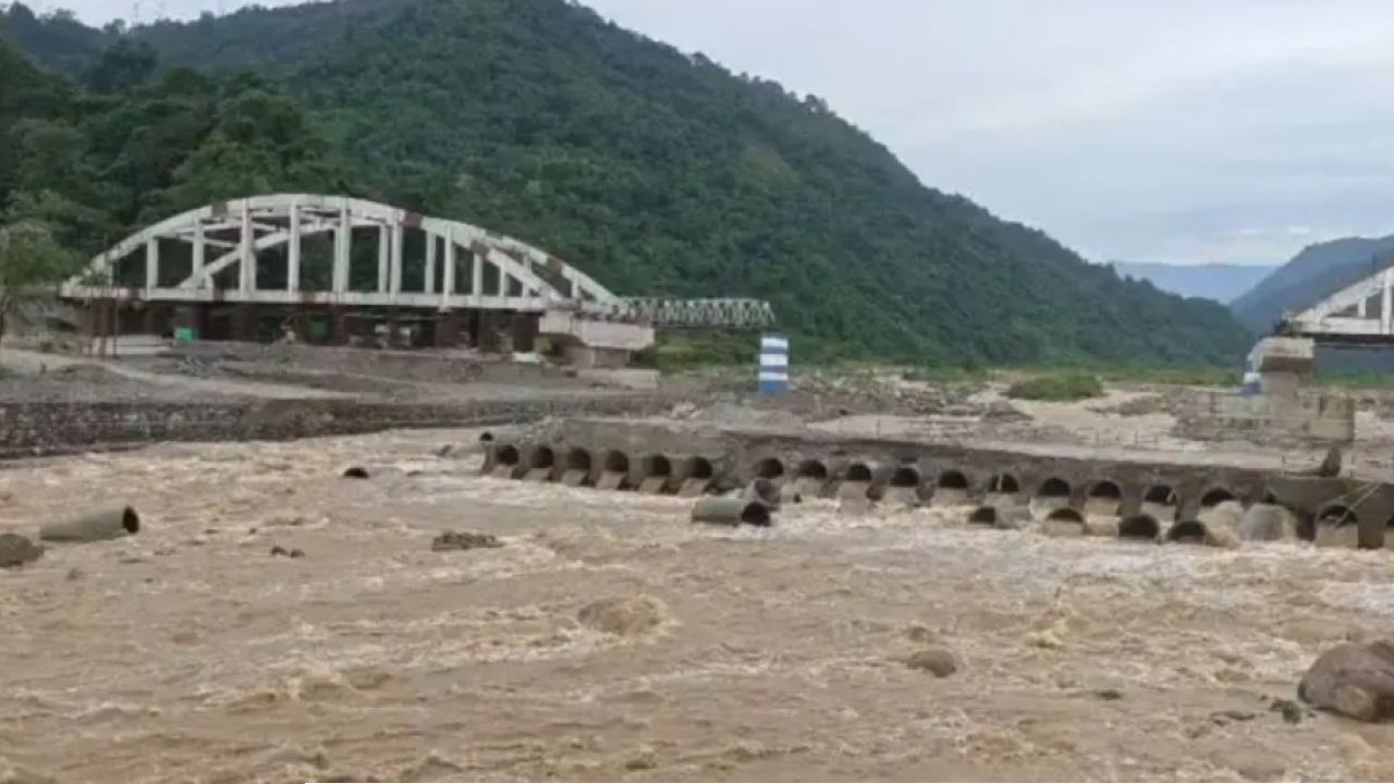Dudhia Bridge: ফুঁসছে বালাসন, দেড় মাসের মাথায় ফের ভেসে গেল দুধিয়ার অস্থায়ী সেতু! সড়কপথে শিলিগুড়ি থেকে পুরোপুরি বিচ্ছিন্ন মিরিক?
