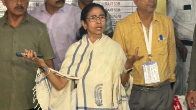 Nandigram Bypolls: 'ইভিএম হাইজ্যাক করে মধ্যরাতে গণতন্ত্র হত্যা!' কমিশনকে তোপ দেগে নন্দীগ্রামে জোটের সুর চড়ালেন মমতা