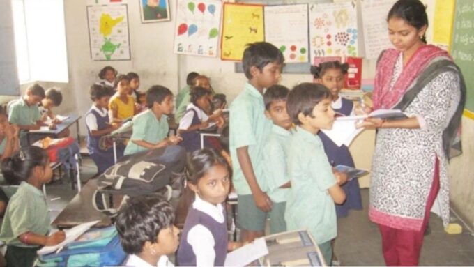 West Bengal Teachers: মাঝবয়সে ফের বসতে হবে পরীক্ষায়, পাশ না করলেই কি বাতিল চাকরি? মাথায় হাত ৯০ হাজার শিক্ষকের