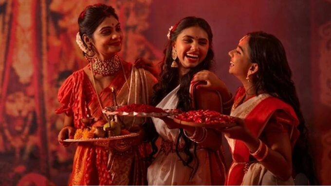 Durga Puja Ashtami: অষ্টমীর শাড়ির সাজ একেবারে পারফেক্ট করতে চান? রইল কয়েকটি সহজ স্টাইলিং টিপস