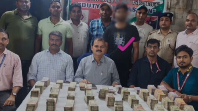 Howrah Cash Recovery: উপনির্বাচনের আগে হাওড়া স্টেশনে টাকার বান্ডিল? ৬৭ লক্ষ নগদ-সহ আটক মহারাষ্ট্রের বাসিন্দা
