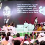 মেট্রো চ্যানেলে ‘মৃত’ ভোটারদের নিয়ে ধরনায় মমতা! কমিশনকে ‘বিজেপির দালাল’ বলে তোপ