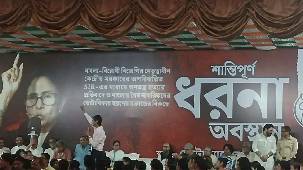 ‘বাংলার প্রত্যেক নাগরিকের ভোট দেওয়ার অধিকার আছে’, মমতার ধরনামঞ্চ থেকে গর্জন মেনকার