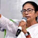 "রাজভবনকে বিজেপির পার্টি অফিস বানাতে চায়!" ধর্না মঞ্চ থেকে কেন্দ্রের বিরুদ্ধে গর্জে উঠলেন মমতা