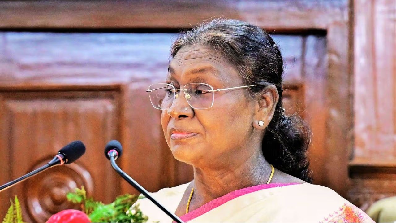 শিলিগুড়িতে অনুষ্ঠান ঘিরে বিতর্ক, ক্ষুব্ধ রাষ্ট্রপতি, প্রোটোকল লঙ্ঘনের অভিযোগে রিপোর্ট তলব কেন্দ্রের