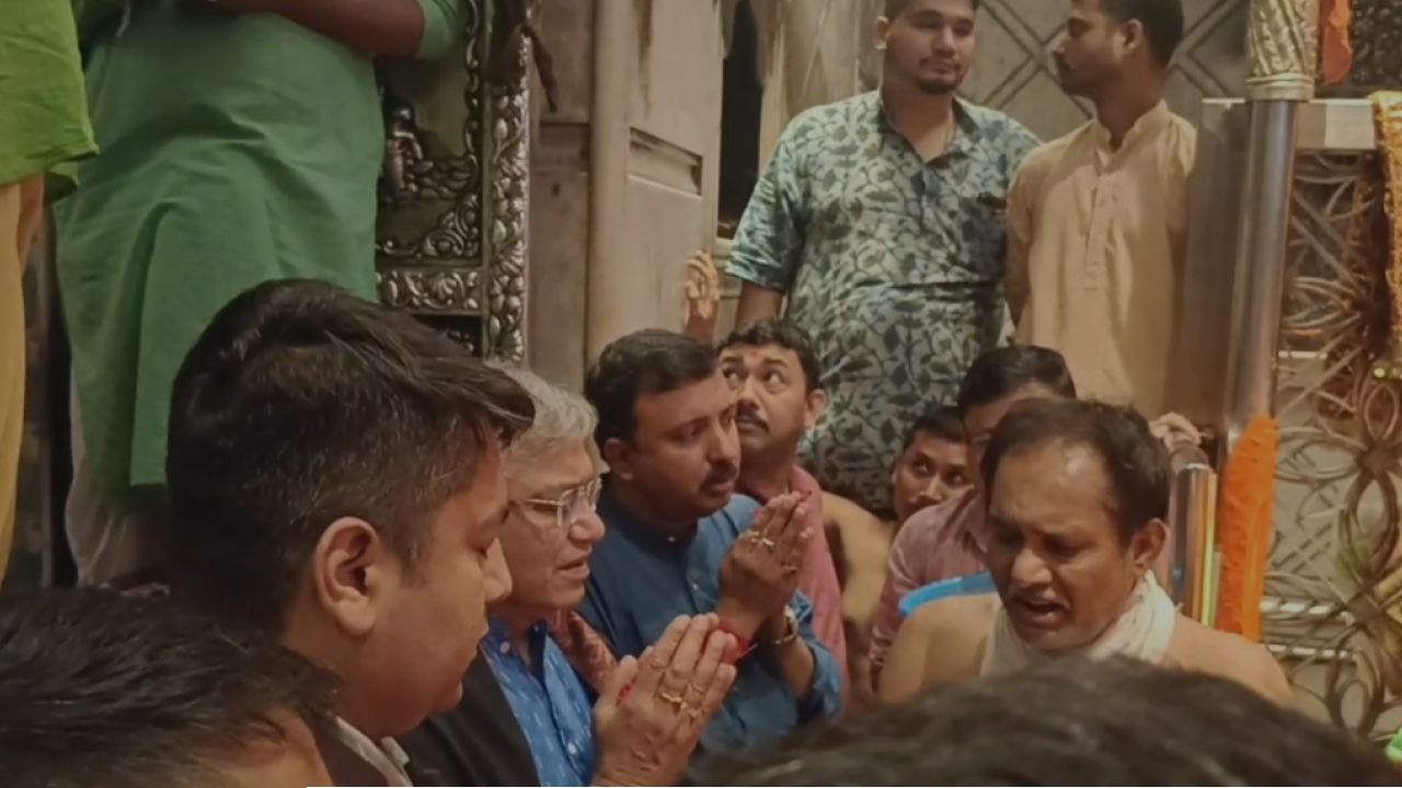মুখ্যমন্ত্রীর পাড়ায় বিক্ষোভের মুখে মুখ্য নির্বাচন কমিশনার! কালো পতাকা ও ‘গো ব্যাক’ স্লোগানে উত্তপ্ত কালীঘাট