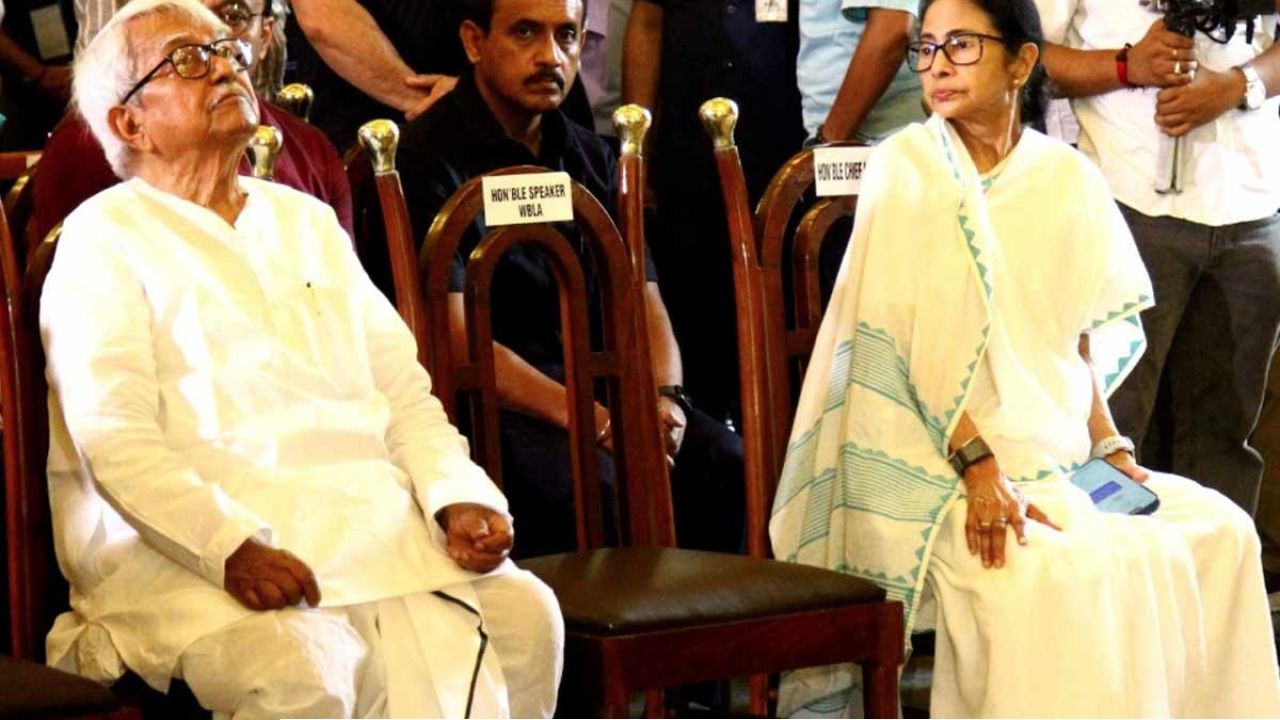 ‘আরে বিমানদা, পিছনে কেন?’ শপথ অনুষ্ঠানে মমতার সৌজন্যে আপ্লুত বামফ্রন্ট চেয়ারম্যান!