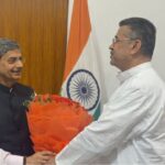 গেরুয়া গোলাপ ও গীতা হাতে নতুন রাজ্যপালের দ্বারে শুভেন্দু, নালিশ জানালেন ‘রাষ্ট্রপতি অবমাননা’ নিয়ে